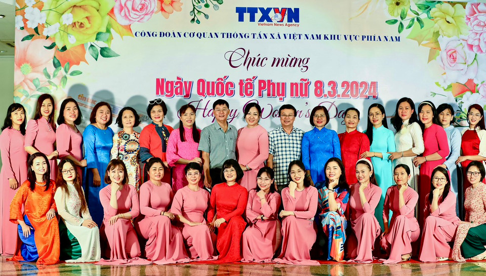 Cán bộ Cơ quan TTXVN khu vực phía Nam thướt tha trong tà áo dài. (Nguồn: Vietnam+)