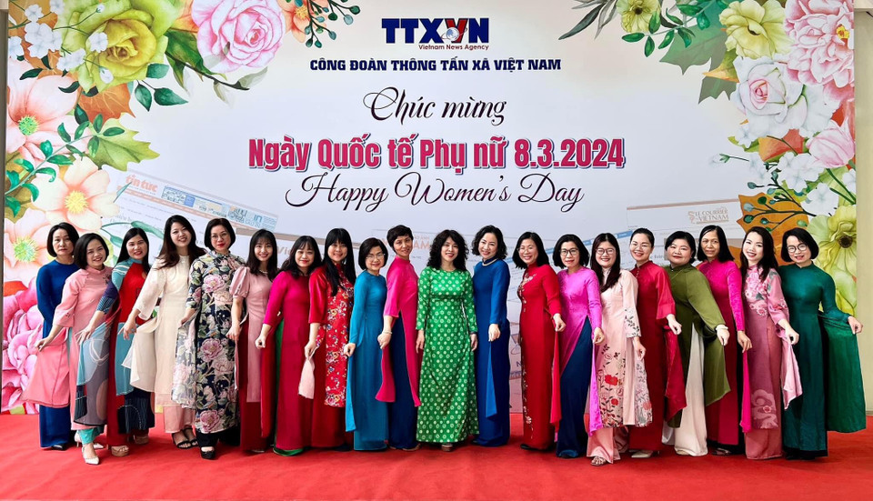 Cán bộ, phóng viên, biên tập viên Ban Biên tập Tin Kinh tế trong trang phục áo dài. (Nguồn: Vietnam+)