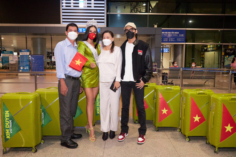 Gia đình, bạn bè và đồng nghiệp cũng có mặt để động viên, tiếp thêm sức mạnh cho Kim Duyên vững tâm hơn trước giờ lên đường. (Ảnh: CTV/Vietnam+)