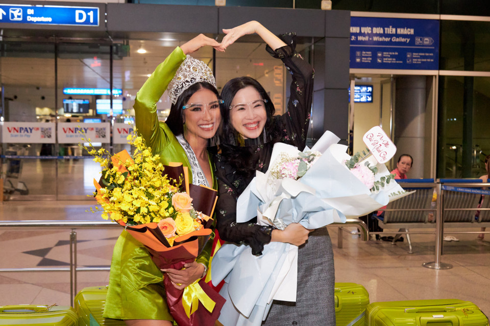 Cả vali và trang phục của Kim Duyên tone sur tone thể hiện nguồn năng lượng và sức trẻ, đúng với hình ảnh mà cô theo đuổi. Đây cũng là lần đầu tiên Kim Duyên xuất hiện cùng với chiếc vương miện được trao tặng trước đó tại buổi công bố đại diện Việt Nam tham gia Miss Universe 2021. (Ảnh: CTV/Vietnam+)