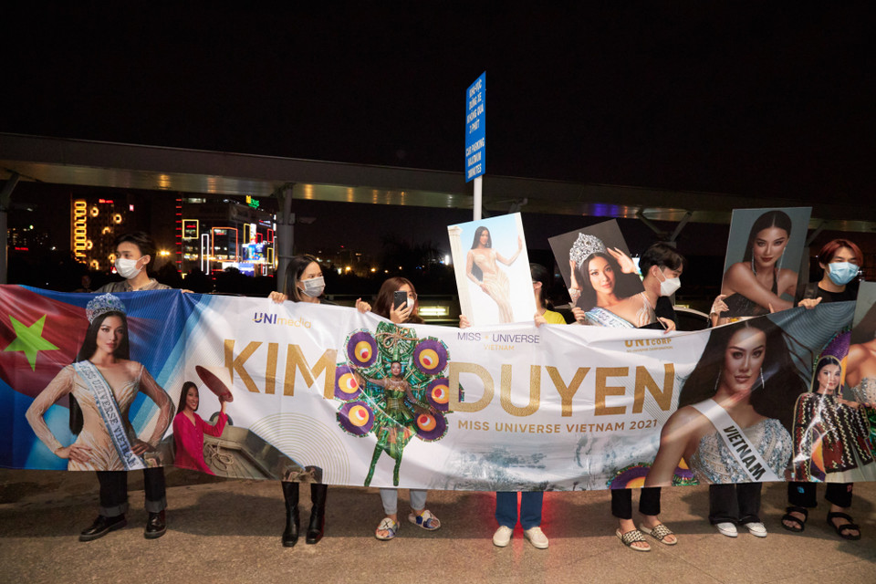 Dù tình hình dịch bệnh nhưng người hâm mộ vẫn cố gắng đến tiễn Kim Duyên, đảm bảo đúng và đầy đủ các quy tắc, quy định về công tác phòng chống dịch tại sân bay. (Ảnh: CTV/Vietnam+)