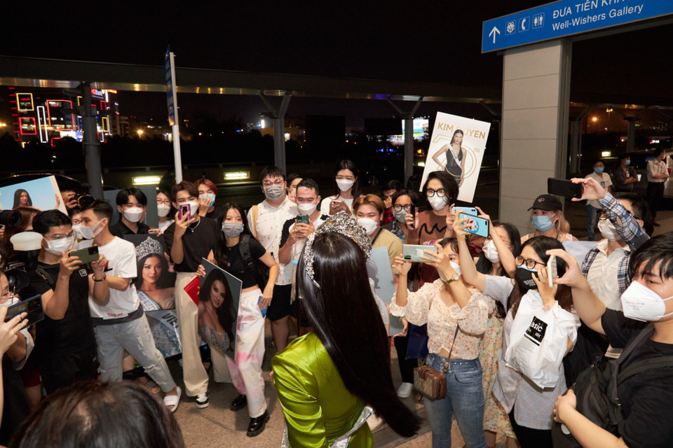 Kim Duyên chia sẻ: ‘Hôm nay Duyên rất vui và xúc động vì nhận được tình cảm của tất cả mọi người. Hiện tại, Duyên cảm thấy như được tiếp thêm 200 % tự tin bởi sự cổ vũ nồng nhiệt và tin tưởng của những người yêu thương mình. Duyên sẽ luôn giữ tinh thần thoải mái và trạng thái tốt nhất để chinh phục ngôi vị cao nhất.’ (Ảnh: CTV/Vietnam+)