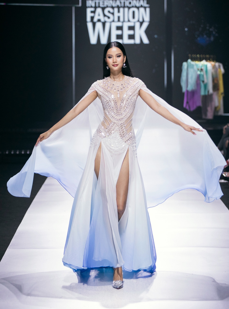 Đặc biệt hơn cả là sự xuất hiện của Á hậu Hương Ly trong bộ cánh bay bổng được đính kết pha lê ấn tượng, với sắc độ chuyển màu từ nhạt sang đậm cùng chất liệu chiffon mềm mại. (Ảnh: CTV/Vietnam+)