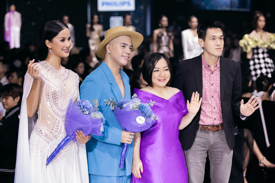 Nhà thiết kế Lý Giám Tiền vừa giới thiệu đến giới mộ điệu bộ sưu tập ấn tượng mang hơi hướng hoàng gia với tên gọi “The Shape Of Pearl.” (Ảnh: CTV/Vietnam+)