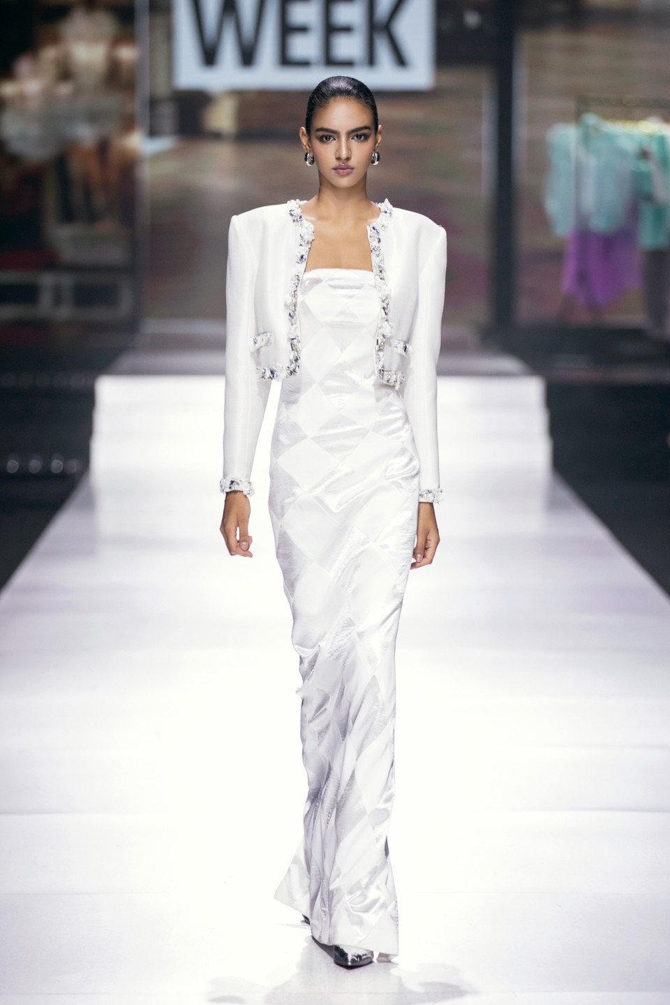 Sự chỉn chu trong từng công đoạn tạo nên các thiết kế hoàn chỉnh là yêu cầu quan trọng đối với thời trang cao cấp. Đây được xem là nguồn cảm hứng vô cùng mới mẻ khiến Lý Giám Tiền làm nên bộ sưu tập này. (Ảnh: CTV/Vietnam+)