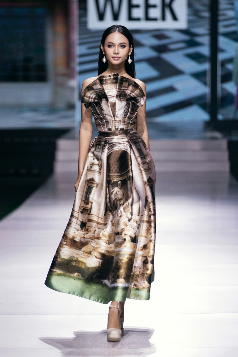 Nhà thiết kế mang âm hưởng “Baroque” vào những thiết kế thời trang. (Ảnh: CTV/Vietnam+)