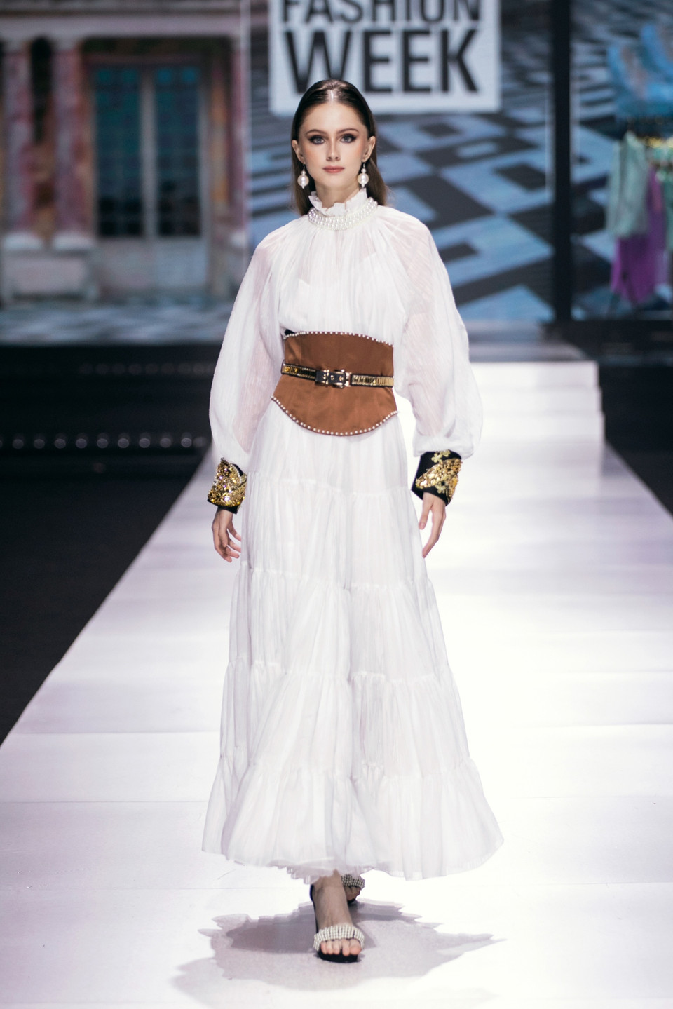 Bộ sưu tập là những bước chuyển giao từ các chất liệu nhẹ nhàng, bay bổng như lụa, satin, chiffon, tơ đến các chất liệu dày dặn như taffeta, nhung, kaki. (Ảnh: CTV/Vietnam+)