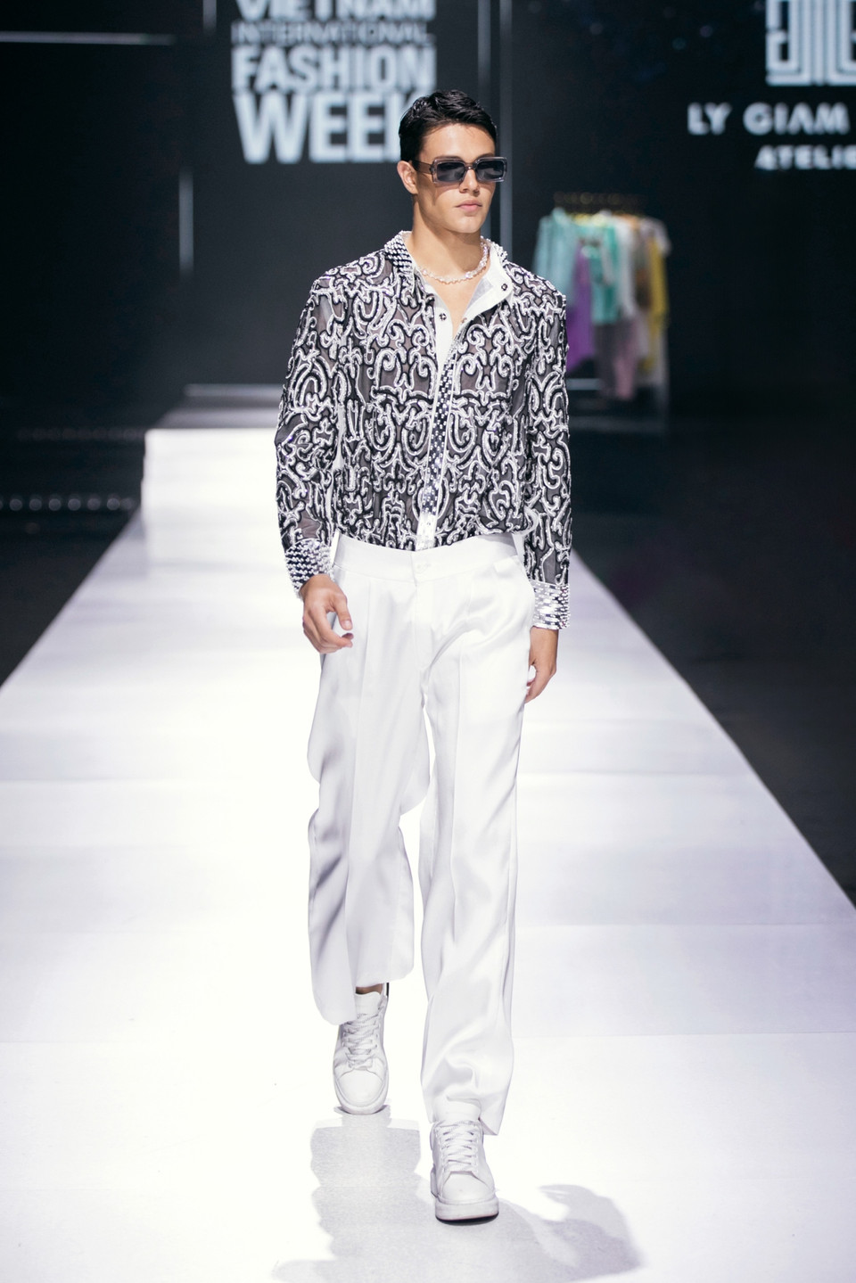 “The shape of pearl” bao gồm 2 phần, là sự chuyển giao từ thanh lịch, quý phái đến lộng lẫy, kiêu sa. (Ảnh: CTV/Vietnam+)