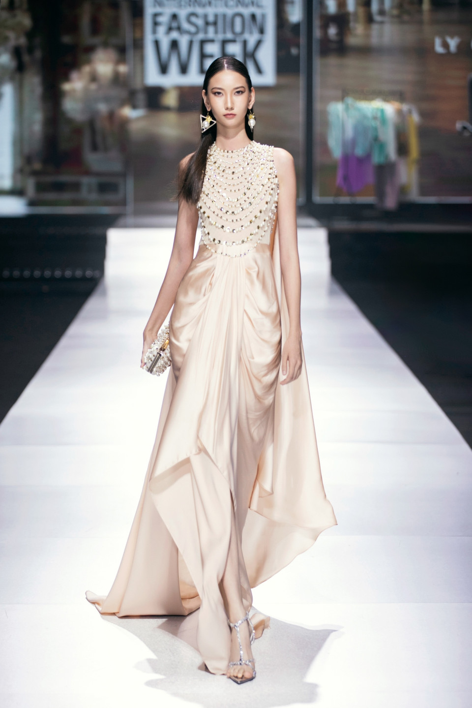 Đánh dấu cột mốc năm thứ 10 chính thức phát triển sự nghiệp với lĩnh vực thời trang, nhà thiết kế Lý Giám Tiền từ khi bước ra từ Project Runway đã lần đầu phá cách với bộ sưu tập “The shape of pearl.” (Ảnh: CTV/Vietnam+)