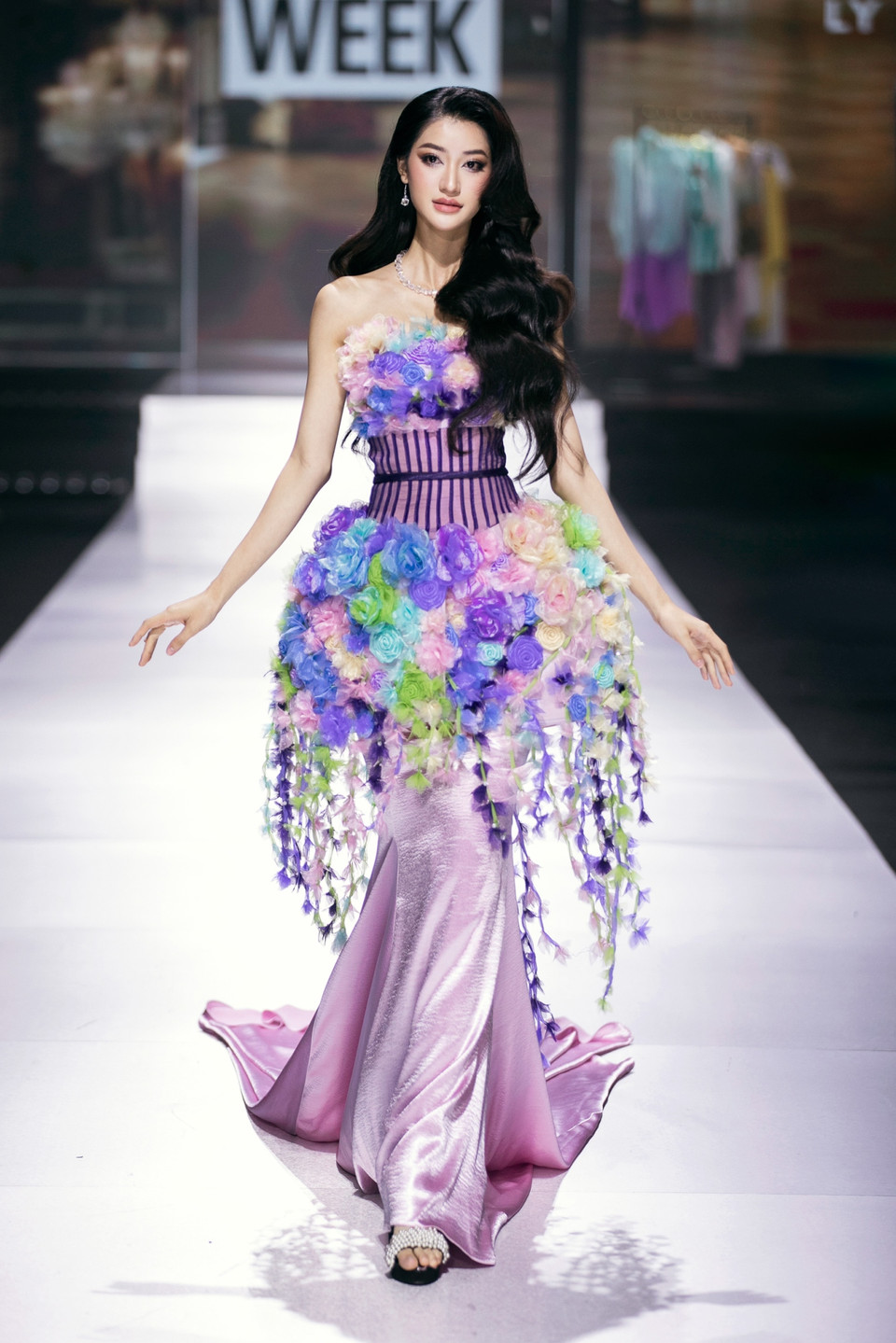 Điểm khác biệt và nổi trội trong bộ sưu tập này chính là sự đổi mới, bứt phá khỏi vùng an toàn mà Lý Giám Tiền đang hướng đến. (Ảnh: CTV/Vietnam+)