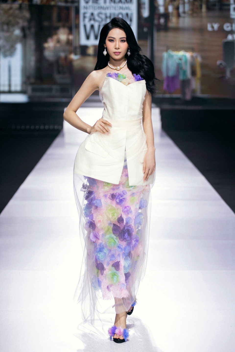 Trước đây, khán giả nhìn thấy cá tính hiện đại, mạnh mẽ mà Lý Giám Tiền đặt để trong từng thiết kế, nhưng với bộ sưu tập lần này, Lý Giám Tiền cho biết cậu muốn tập trung khai thác một khía cạnh hoàn toàn khác của bản thân, là sự nữ tính - thanh lịch - tao nhã. Có thể nói đây là một trong những điều mà ít ai nghĩ đến khi nhắc về Lý Giám Tiền. (Ảnh: CTV/Vietnam+)