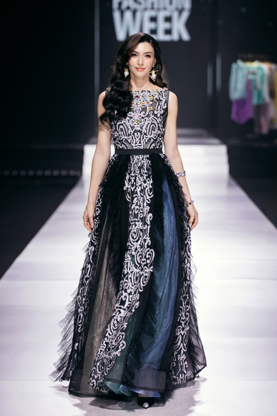 Đưa nền văn hóa châu Âu mang trường phái nghệ thuật “Baroque’’ vào những thiết kế lần này, Lý Giám Tiền đã biến không gian show diễn trở thành một “tủ quần áo” với đa dạng chủng loại, từ trang phục công sở đến những bộ cánh tiệc tùng sang trọng. (Ảnh: CTV/Vietnam+)