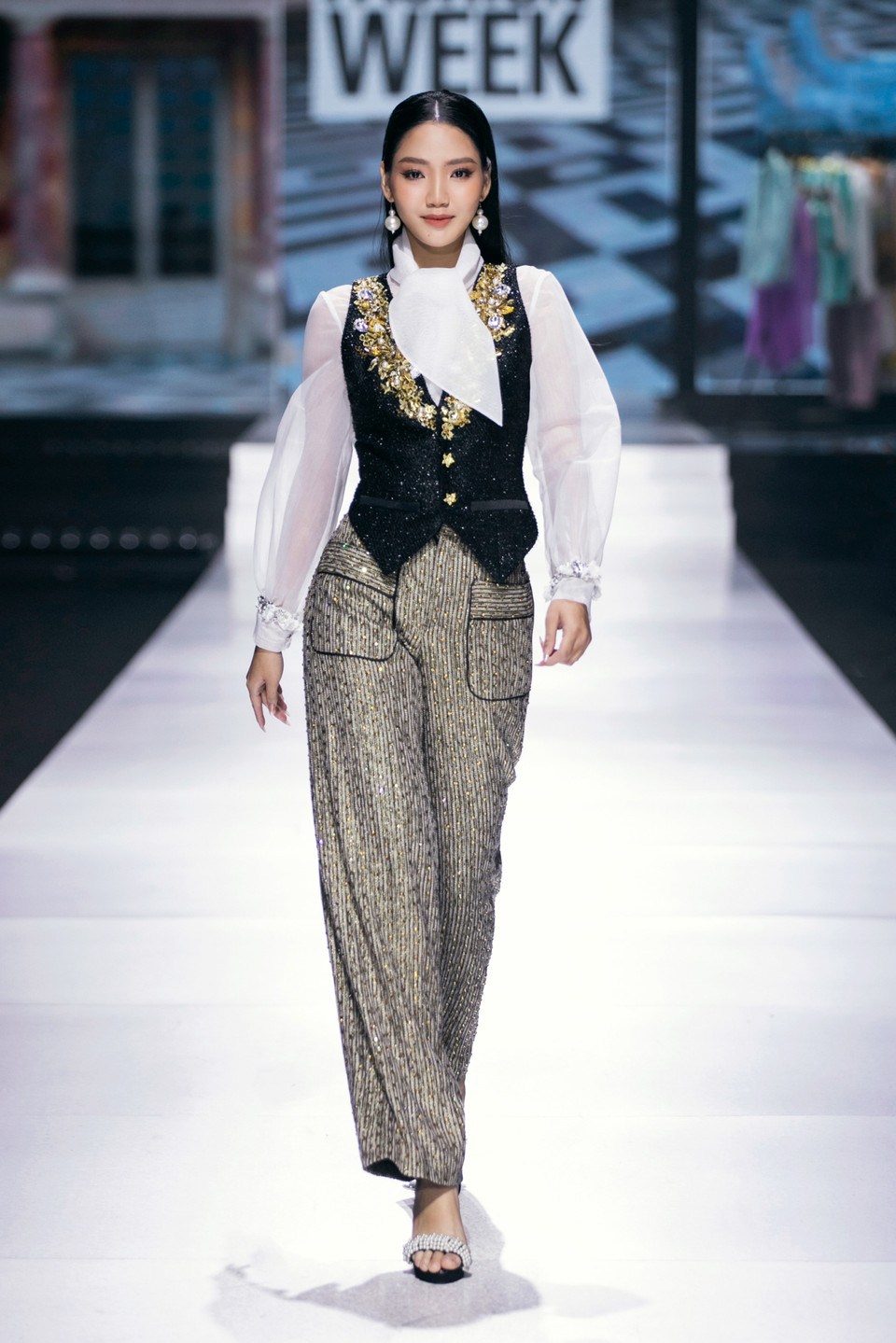 Khép lại bộ sưu tập, Lý Giám Tiền một lần nữa chứng minh khả năng cùng tư duy linh hoạt khi lần đầu thay đổi phong cách thiết kế theo cách đầy mới mẻ. (Ảnh: CTV/Vietnam+)