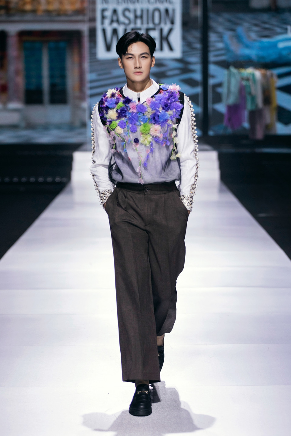 Giám Tiền đã kỳ công thiết kế nên những bộ trang phục phá cách, bứt phá theo góc nhìn thời trang hoàn toàn đối lập như một bước tiến trong sự nghiệp. (Ảnh: CTV/Vietnam+)