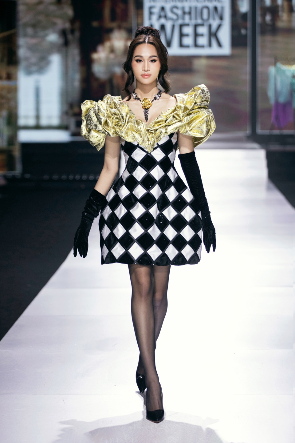 Bộ sưu tập thể hiện tinh thần sang trọng, hiện đại nhưng vẫn thanh lịch, đồng thời mang ý tưởng cường điệu hóa và nhân cách hóa những góc nhìn về cuộc sống bằng câu chuyện thời trang. (Ảnh: CTV/Vietnam+)