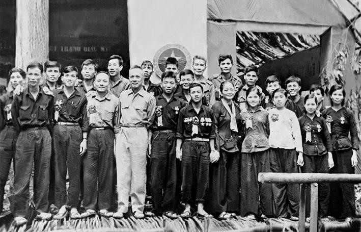 Chủ tịch Mặt trận Dân tộc Giải phóng Miền Nam Việt Nam Nguyễn Hữu Thọ với các đại biểu tại Đại hội Anh hùng Chiến sĩ thi đua, Dũng sỹ các LLVT nhân dân miền Nam Việt Nam lần thứ hai diễn ra tại vùng giải phóng, tháng 9/1967. (Ảnh: Tư liệu TTXVN)