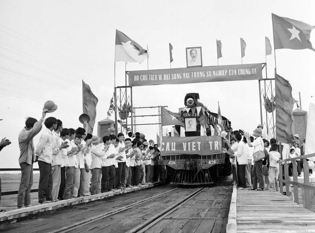 Tàu chở khách khởi hành từ Hà Nội mang số hiệu 131-426 chạy qua cầu Việt Trì trong lễ khánh thành (28/3/1973). (Ảnh: Trần Sơn/TTXVN)