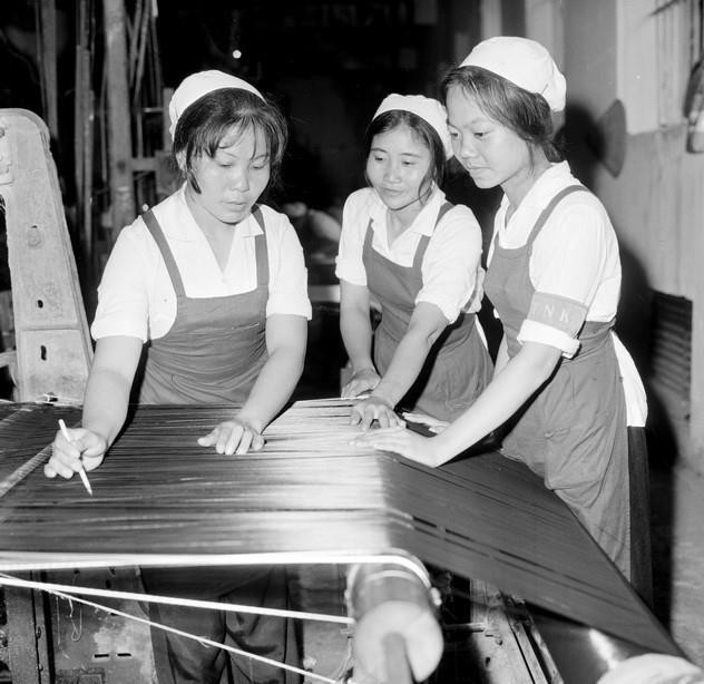 Nhà máy dệt Nam Định tiếp tục được khôi phục và phát triển trong những năm xây dựng CNXH ở miền Bắc. Nhiều công nhân của Nhà máy Dệt Nam Định từng được phong danh hiệu 'đôi bàn tay vàng,' Anh hùng Lao động. (Ảnh: Trần Phác/TTXVN)
