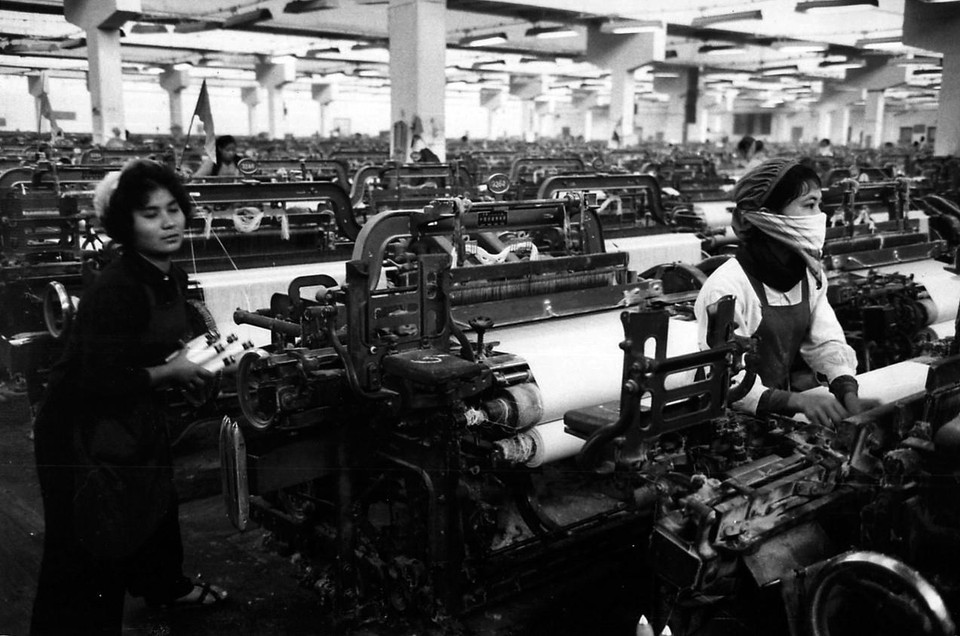 Công nhân trong Nhà máy Dệt 8/3 đẩy mạnh phong trào thi đua lao động sản xuất. (Ảnh: Tư liệu TTXVN)