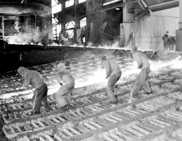 Công nhân Lò cao Công ty Gang thép Thái Nguyên thi đua sản xuất (1966). (Ảnh: Trần Phác/TTXVN)