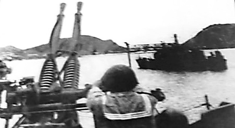  Trong cuộc quyết chiến ngày 3 và 4/4/1965, quân và dân Thanh Hóa anh hùng đã làm nên chiến thắng lẫy lừng, bảo vệ cầu Hàm Rồng an toàn, trong đó, ngày 4/4, lần đầu tiên máy bay ta bắn rơi máy bay địch. (Ảnh: Tư liệu TTXVN)