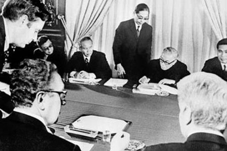 Cố vấn đặc biệt Lê Đức Thọ, đại diện Chính phủ Việt Nam Dân chủ Cộng hòa đặt bút ký Hiệp định Paris về chấm dứt chiến tranh, lập lại hòa bình ở Việt Nam. (Ảnh: Tư liệu/TTXVN)