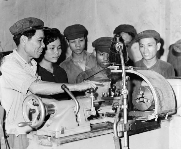 Công nhân Nhà máy Điện Yên Phụ tìm hiểu cách sử dụng thiết bị mới (Tháng 5/1970). (Ảnh: Trần Phác/TTXVN)