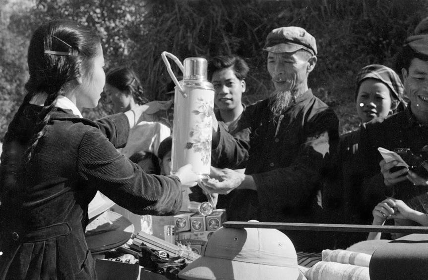 Tổ bán lẻ bách hóa thuộc Xí nghiệp bán lẻ Lạng Sơn bảo đảm đưa hàng về tận tay người tiêu dùng, nhất là vùng nông thôn hẻo lánh (tháng 4/1969). (Ảnh: Thiệu Văn/TTXVN)