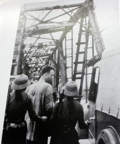 Phi công Mỹ bị quân và dân Thanh Hóa bắt sống tại Hàm Rồng năm 1966. (Ảnh: Tư liệu/TTXVN phát)