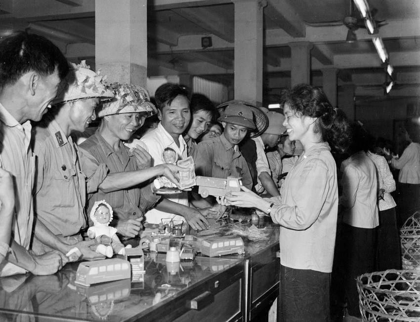 Tết Trung thu năm 1967, Cửa hàng Bách hóa số 5 đường Nam Bộ, Hà Nội tổ chức nhiều quầy hàng phân tán phục vụ thiếu nhi, đặc biệt chú ý các cháu nơi trại trẻ sơ tán (tháng 9/1967). (Ảnh: Thế Trung/TTXVN)