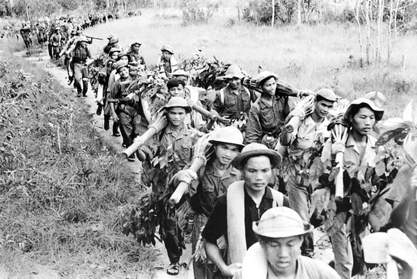 Quân giải phóng miền Đông Nam bộ hành quân trong Chiến dịch Đông Xuân năm 1964-1965. (Ảnh: Tư liệu/TTXVN phát)