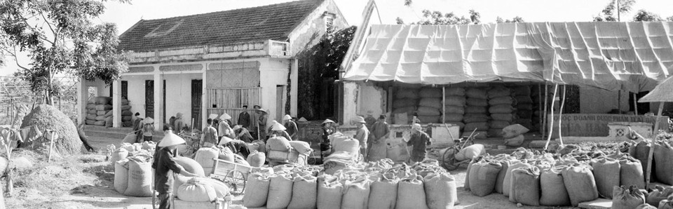 Nông dân tập thể huyện Vũ Tiến, tỉnh Thái Bình đem thóc bán cho nhà nước để làm trọn nhiệm vụ hậu phương, góp phần đánh thắng giặc Mỹ xâm lược (tháng 7/1967). (Ảnh: Hoàng Thiện/TTXVN)