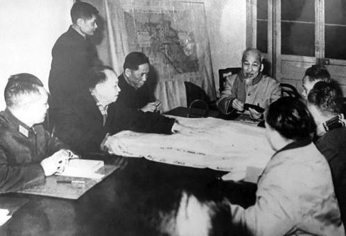 Bác Hồ cùng Bộ Chính trị họp bàn mở Chiến dịch Xuân Mậu Thân 1968. (Ảnh: TTXVN)