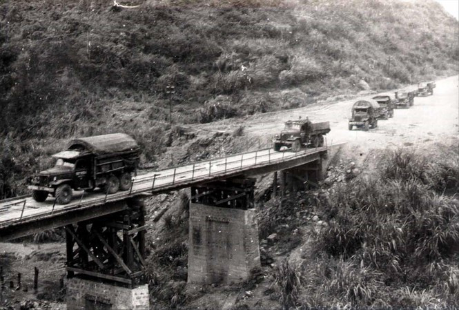 Vận chuyển người và phương tiện vào miền Nam trên tuyến đường Trường Sơn. (Ảnh: Tư liệu/TTXVN phát)