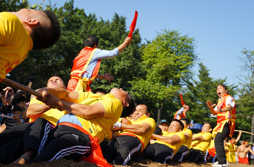 Kéo song là trò chơi dân gian truyền thống của ba làng Hương Canh, Ngọc Canh và Tiên Canh, thị trấn Hương Canh, huyện Bình Xuyên, tỉnh Vĩnh Phúc, diễn ra từ mùng Ba đến mùng Năm tháng Giêng với ý nghĩa tưởng nhớ Lục vị Thành Hoàng và tái hiện cảnh thao lược thủy quân của Ngô Quyền trên sông Cà Lồ. (Ảnh: Khánh Hoà/TTXVN)