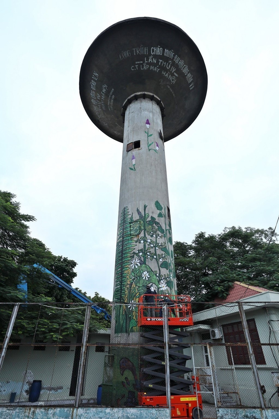 Tháp nước trong khuôn viên nhà máy được trang trí phục vụ cho lễ hội. (Ảnh: Minh Quyết/TTXVN)