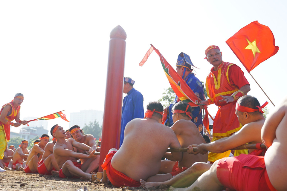 "Kéo co ngồi” được đặt theo tư thế ngồi của các đô kéo khi kéo co, trò diễn nghi lễ trong hội đền Trấn Vũ phường Thạch Bàn, quận Long Biên, TP Hà Nội. (Ảnh: Khánh Hoà /TTXVN)