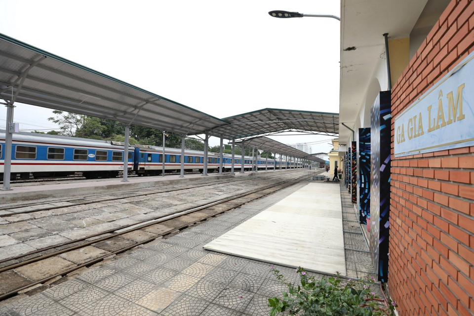 Ga Gia Lâm sẽ là điểm đến để du khách di chuyển sang tham quan Nhà máy xe lửa Gia Lâm. (Ảnh: Minh Quyết /TTXVN)