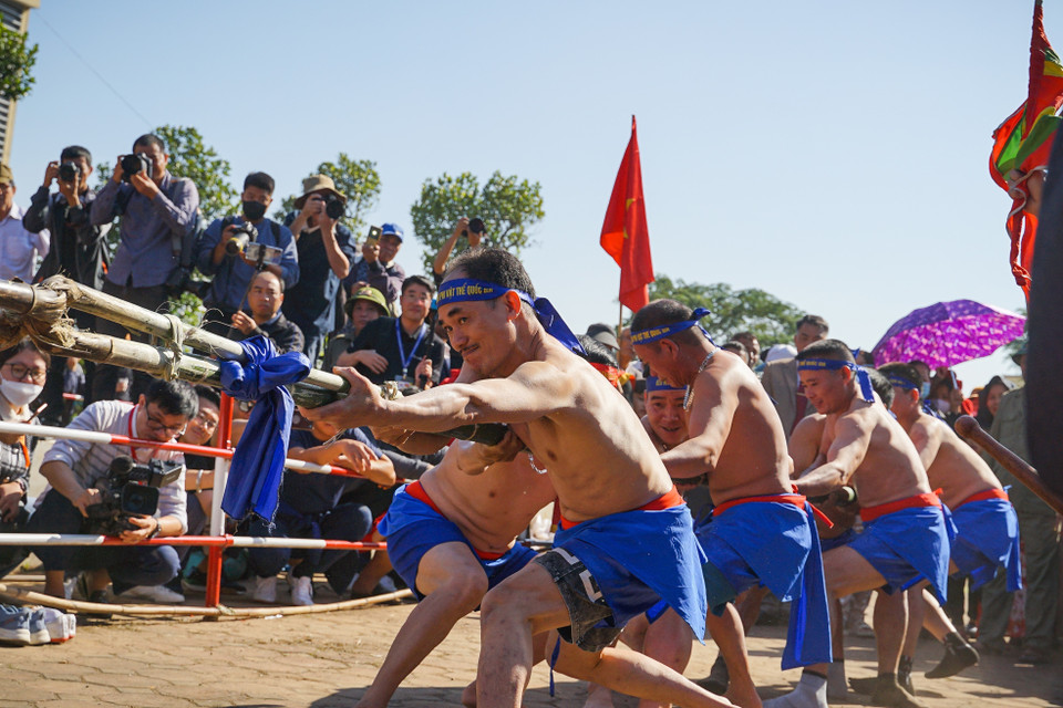 Kéo mỏ cùng với nấu cơm thi, chạy cướp cờ và vật thờ là bốn trò diễn hầu Thánh trong lễ hội đền Vua Bà ở thôn Xuân Lai, xã Xuân Thu, huyện Sóc Sơn, TP Hà Nội diễn ra vào ngày mồng Bốn, tháng Giêng âm lịch hàng năm. (Ảnh: Khánh Hoà /TTXVN)