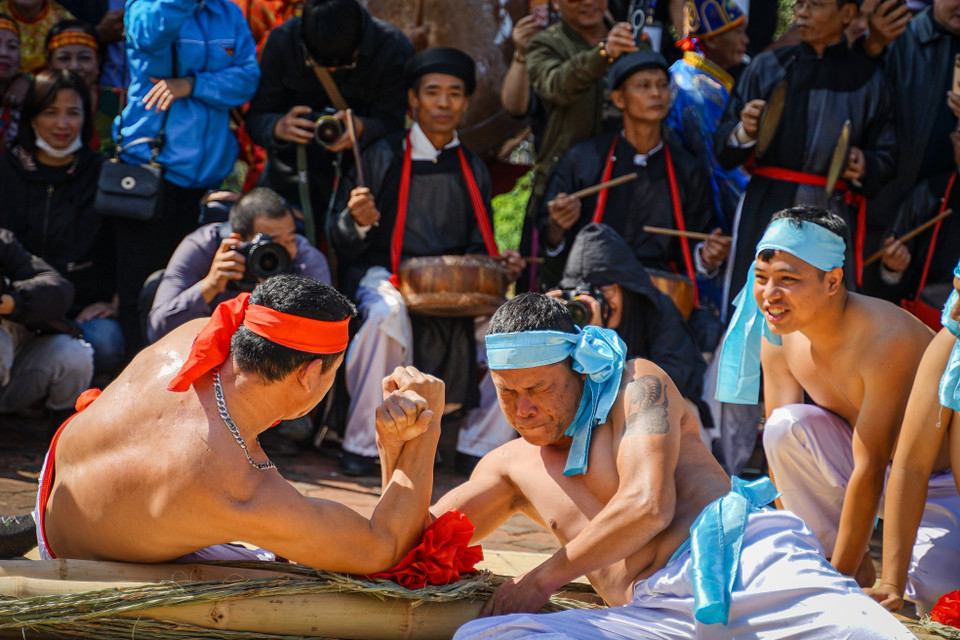 Màn vật tay của đoàn kéo co thôn Hữu Chấp (Bắc Ninh) trước khi thi đấu. (Ảnh: Khánh Hoà/TTXVN)