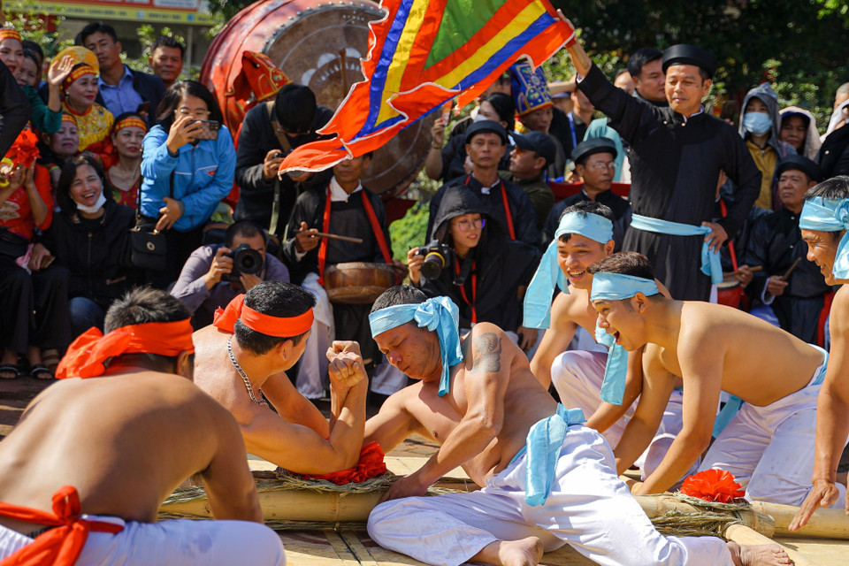 Màn vật tay của đoàn kéo co thôn Hữu Chấp (Bắc Ninh) trước khi thi đấu. (Ảnh: Khánh Hoà/TTXVN)