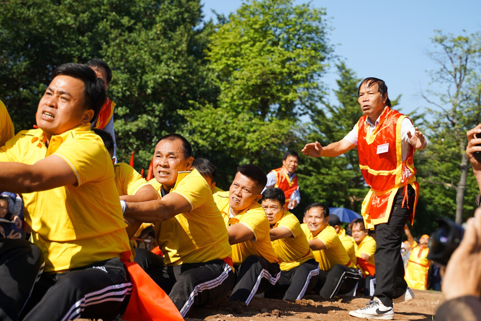 Kéo song là trò chơi dân gian truyền thống của ba làng Hương Canh, Ngọc Canh và Tiên Canh, thị trấn Hương Canh, huyện Bình Xuyên, tỉnh Vĩnh Phúc, diễn ra từ mùng Ba đến mùng Năm tháng Giêng với ý nghĩa tưởng nhớ Lục vị Thành Hoàng và tái hiện cảnh thao lược thủy quân của Ngô Quyền trên sông Cà Lồ. (Ảnh: Khánh Hoà /TTXVN)