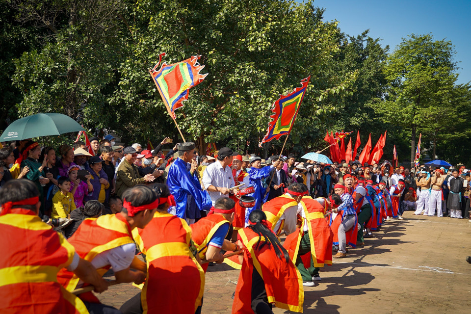 Dây kéo co là dây song mật, một loại mây rừng có thân vàng như mật, dài từ 60 đến 70m, gồm hai đến ba dây gộp lại.Hội kéo co Hòa Loan diễn ra hàng năm từ mùng Bốn đến mùng Tám tháng Giêng hàng năm, khách đến chơi hội ai cũng có thể tham gia. (Ảnh: Khánh Hoà/TTXVN)