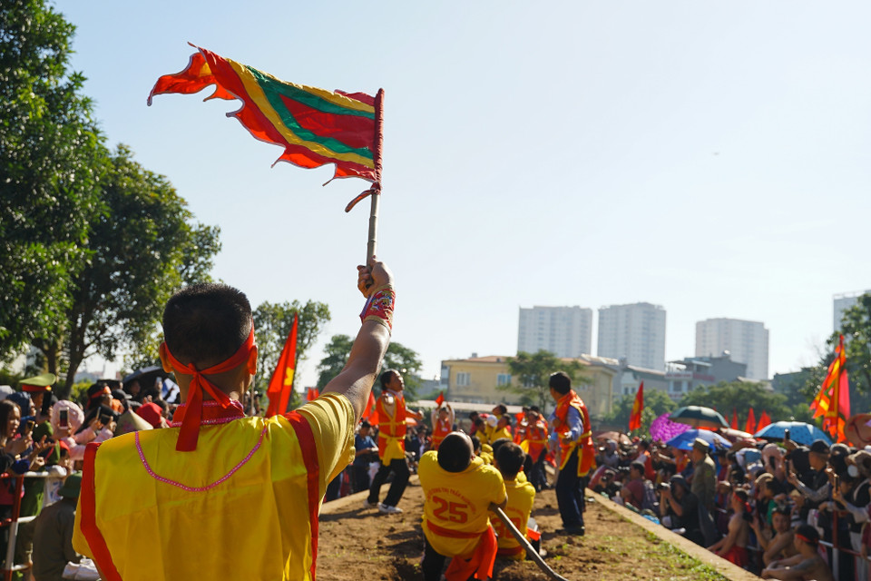 Kéo song là trò chơi dân gian truyền thống của ba làng Hương Canh, Ngọc Canh và Tiên Canh, thị trấn Hương Canh, huyện Bình Xuyên, tỉnh Vĩnh Phúc, diễn ra từ mùng Ba đến mùng Năm tháng Giêng với ý nghĩa tưởng nhớ Lục vị Thành Hoàng và tái hiện cảnh thao lược thủy quân của Ngô Quyền trên sông Cà Lồ. (Ảnh: Khánh Hoà/TTXVN)