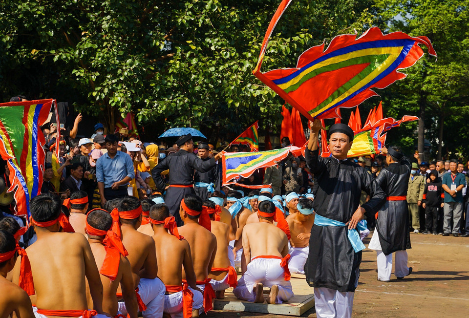 Đội hình kéo co thôn Hữu Chấp, phường Hoà Long, thành phố Bắc Ninh gồm 70 thanh niên tuổi từ 30 đến 45, chia làm hai đội Đông và Tây, bốn ông Hóa cầm cờ lệnh và bốn ông Vè cầm trịch cuộc chơi. (Ảnh: Khánh Hoà/TTXVN)