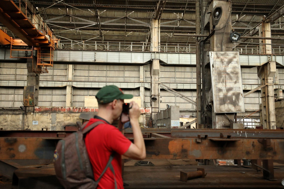 Du khách ghi lại những tấm hình tại nhà xưởng trong khuôn viên của triển lãm. (Ảnh: Minh Quyết/TTXVN)