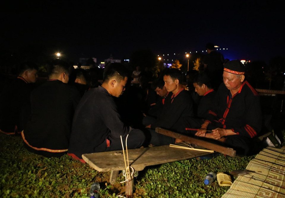 Nghệ nhân thầy cúng làm lễ để các diễn viên nhập vai, ai nhập được thì mới nhảy lửa được với đôi chân trần, tay trần nhảy và bốc lửa. (Ảnh: Quý Trung/TTXVN)