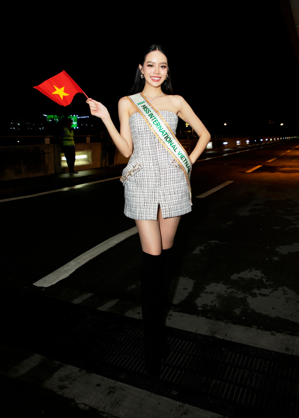 Thanh Thủy chọn chiếc đầm ngắn họa tiết caro, khoe khéo bờ vai trần gợi cảm, kết hợp tinh tế với đôi bốt cao cổ màu đen. (Ảnh: CTV/Vietnam+)