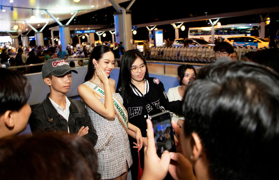 Đông đảo khán giả và người hâm mộ đã có mặt từ sớm tại sân bay để chào đón Thanh Thủy. (Ảnh: CTV/Vietnam+)