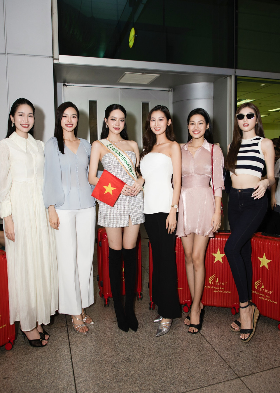 Có mặt tại sân bay tiễn Thanh Thủy có Hoa Hậu Lê Hoàng Phương, Hoa hậu Võ Lê Quế Anh, Á hậu Phạm Ngọc Phương Anh, Á hậu Nguyễn Lê Ngọc Thảo, Á hậu Trần Nguyên Minh Thư, Á hậu Huỳnh Minh Kiên, Á hậu Lê Phan Hạnh Nguyên. (Ảnh: CTV/Vietnam+)